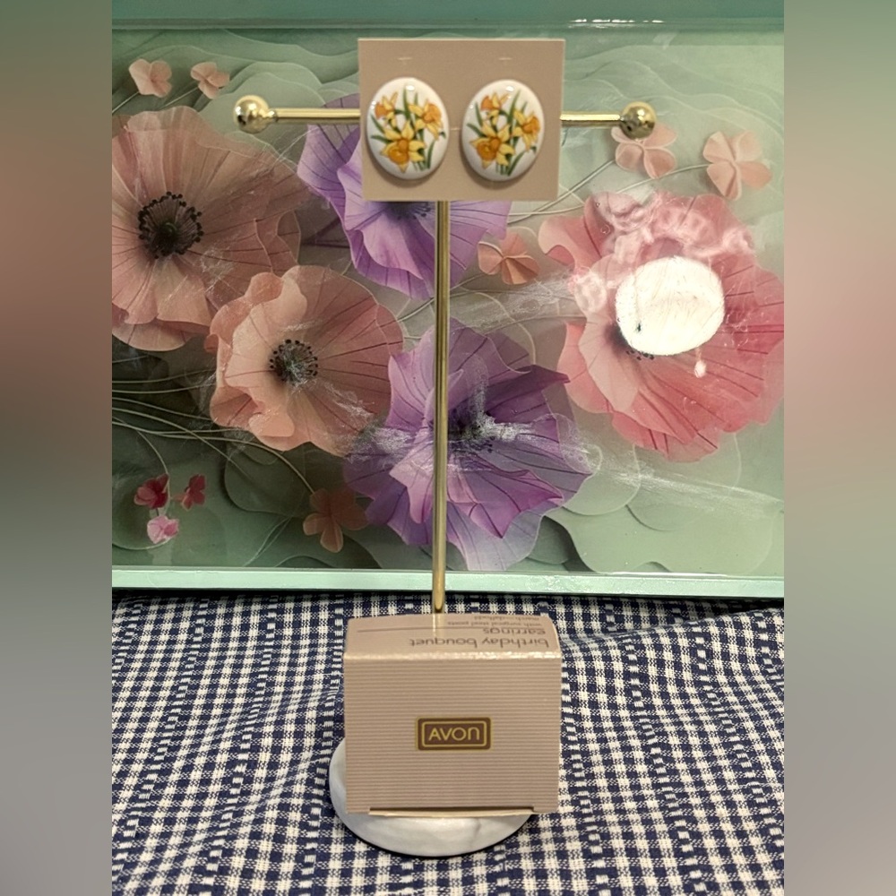 🦖5 for $20 | Avon Birthday Bouquet Earrings March